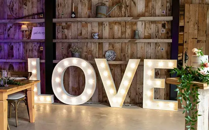 Decoración de boda con letras LOVE para eventos