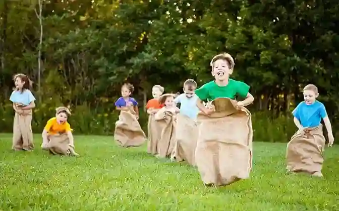 Carrera de sacos para niños en evento